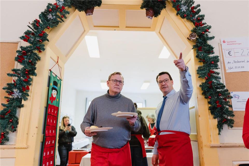 Rollentausch: Bundestagsvizepräsident Bodo Ramelow (Linke) serviert Bedürftigen im Erfurter „Restaurant des Herzens“ eine warme Mahlzeit.Michael Reichel/dpa