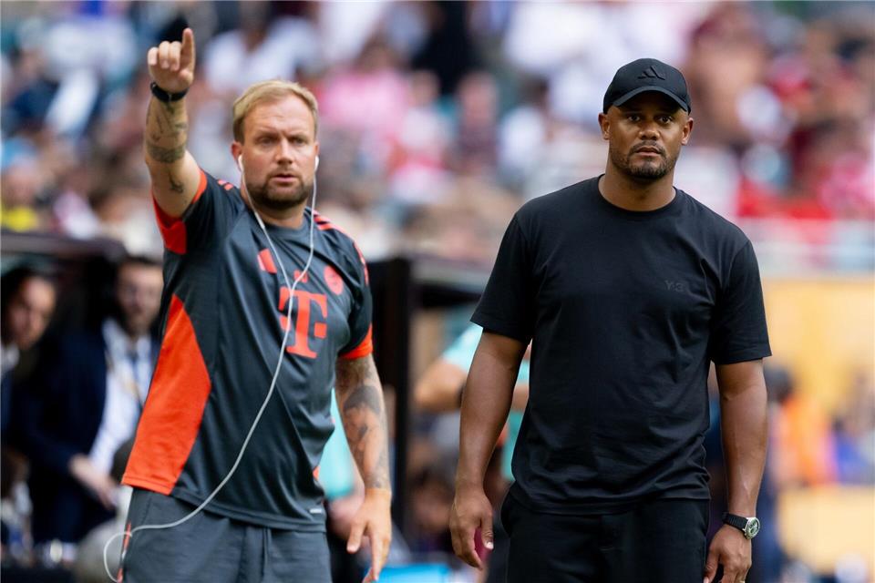 Rollentausch in Paris: Assistent Aaron Danks (l) wird den gesperrten Chefcoach Vincent Kompany am Spielfeldrand vertreten. (Archivbild)Sven Hoppe/dpa