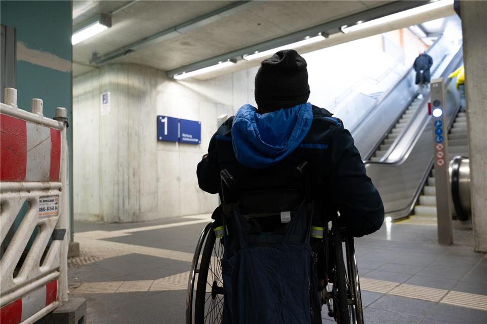 Rollstuhlfahrer haben es an Bayerns Bahnhöfen nicht leicht. Aufzüge fallen häufig aus - wie hier an der Münchner S-Bahnstation Laim. (Symbolbild)Magdalena Henkel/dpa