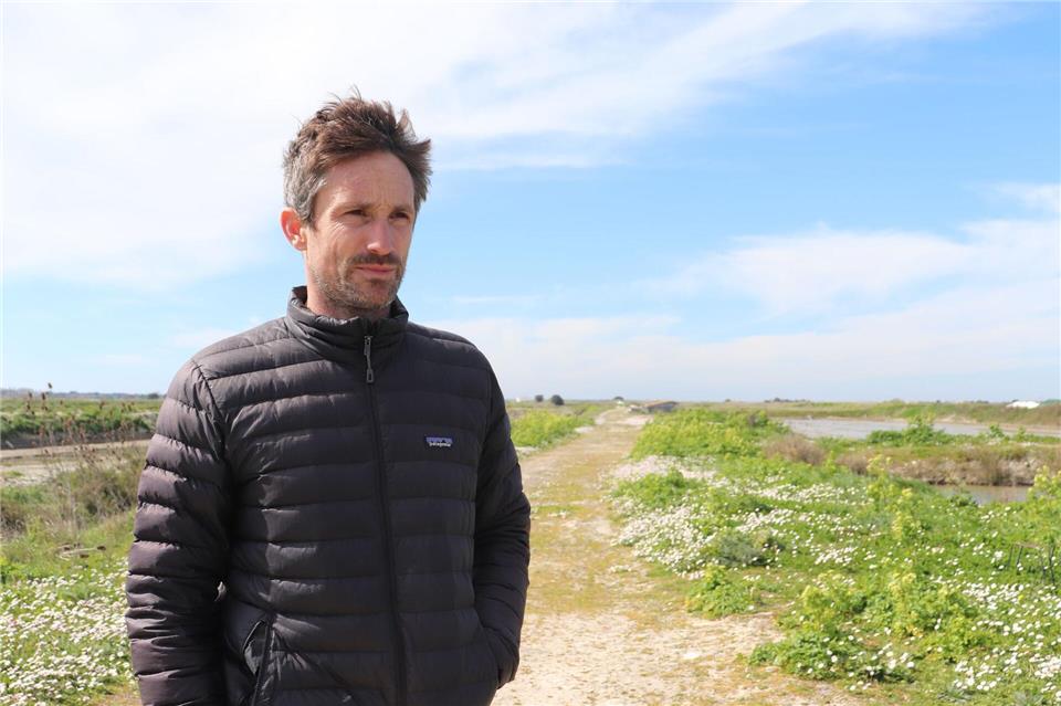 Romain Pédurant ist Salzproduzent - und dabei auf die Launen der Natur angewiesen.Deike Uhtenwoldt/dpa-tmn