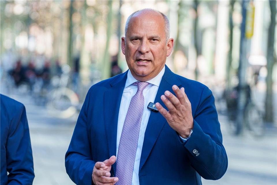 Roman Poseck (CDU), Innenminister von Hessen, hat den Gesetzentwurf für eine höhere Beamtenbesoldung vorgestellt. (Archivbild)Andreas Arnold/dpa
