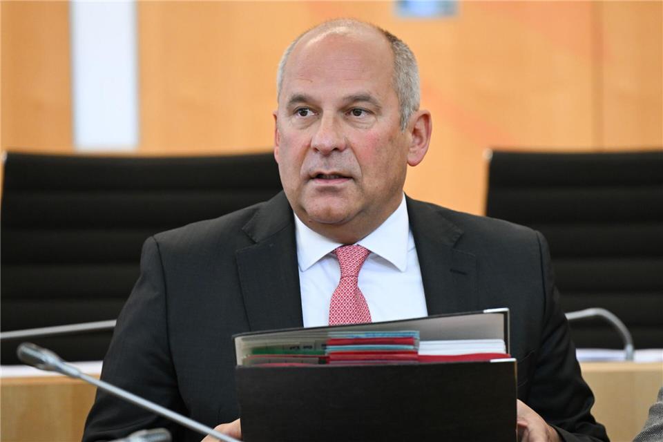 Roman Poseck (CDU), Innenminister von Hessen, weist auf die Gefahren des Extremismus hin. (Archivbild)Arne Dedert/dpa