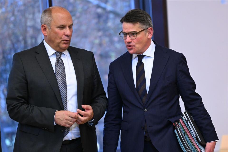 Roman Poseck (l), Innenminister, und Boris Rhein (beide CDU), Ministerpräsident von Hessen, haben beide eine klare Meinung hinsichtlich der Abschiebung straffälliger Ausländer. (Archivbild)Arne Dedert/dpa