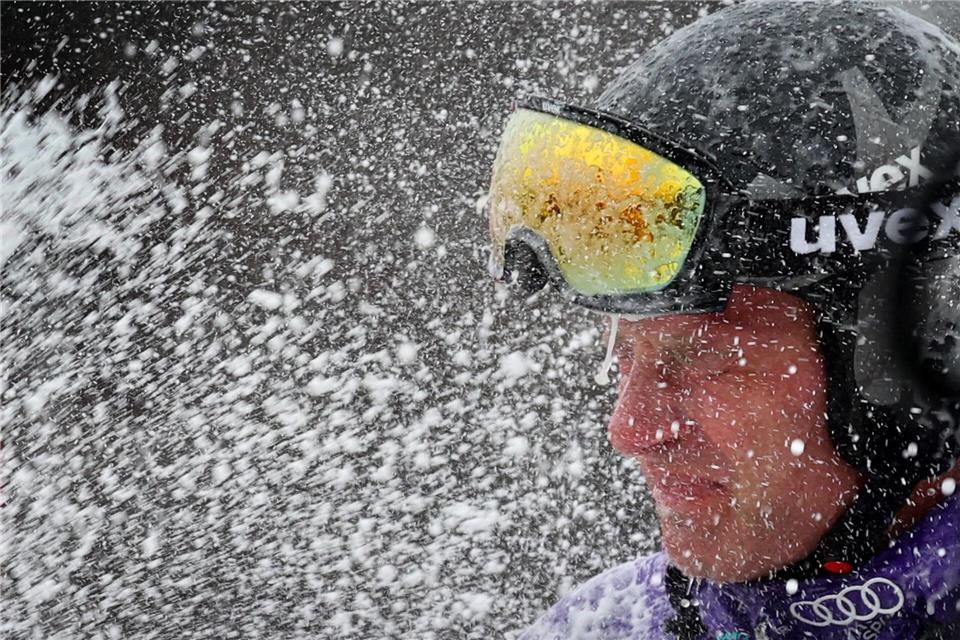 Romed Baumann bekommt in Garmisch eine Schampusdusche verabreicht.Karl-Josef Hildenbrand/dpa
