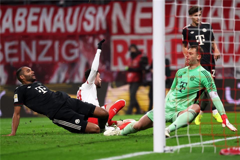 Rômulo (M, RB Leipzig) erzielt den Treffer zum 1:0 gegen Jonathan Tah (l, Bayern München) und Torwart Manuel Neuer (Bayern München). Um ins Pokal-Halbfinale zu kommen, müssen die Leipziger wieder treffen. (Archivbild)Jan Woitas/dpa