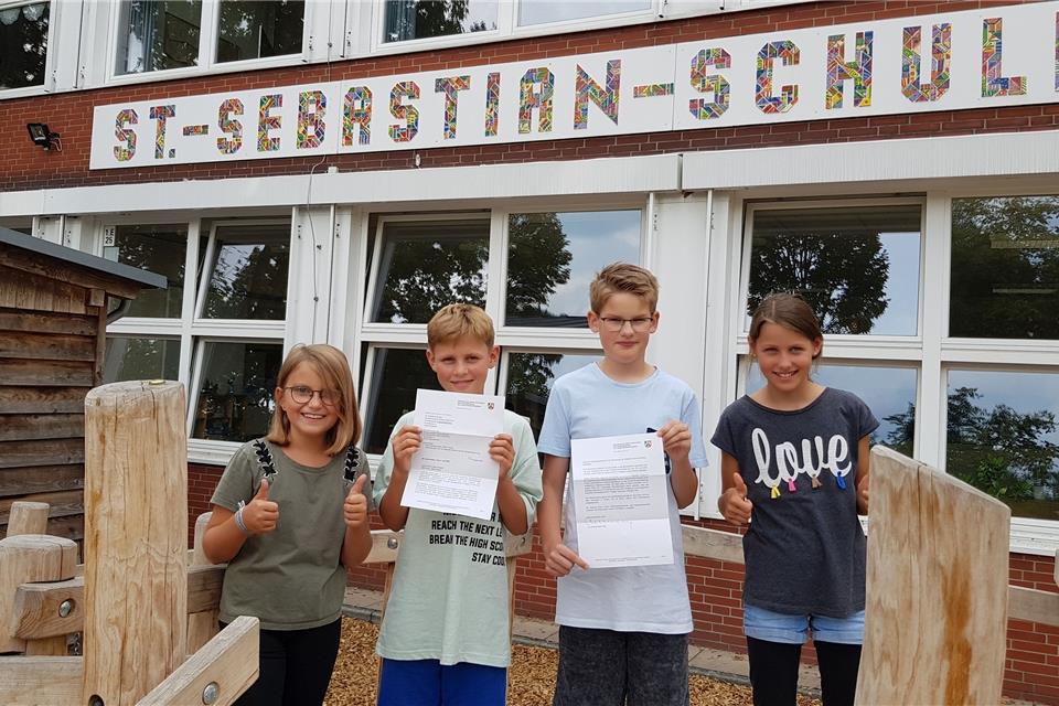 Romy Mümken, Hanno Engelmeier (Schülerkanzler Sebastianschule) sowie Ansgar Beckmann und Anika Grotendorst (Schülerkanzler Silvesterschule) präsentieren die positive Nachricht aus Düsseldorf.