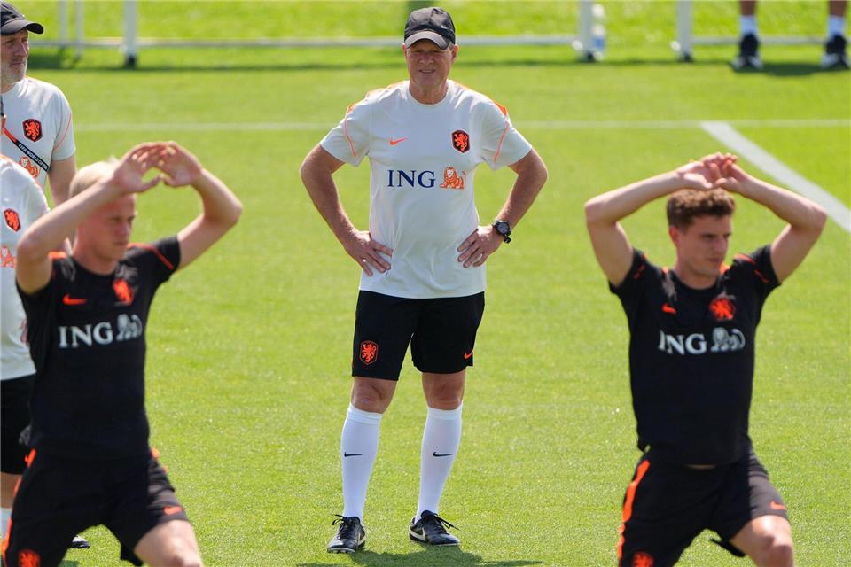 Ronald Koeman blickt optimistisch Richtung WM-Auftaktspiel gegen Japan.Charlie Riedel/AP/dpa