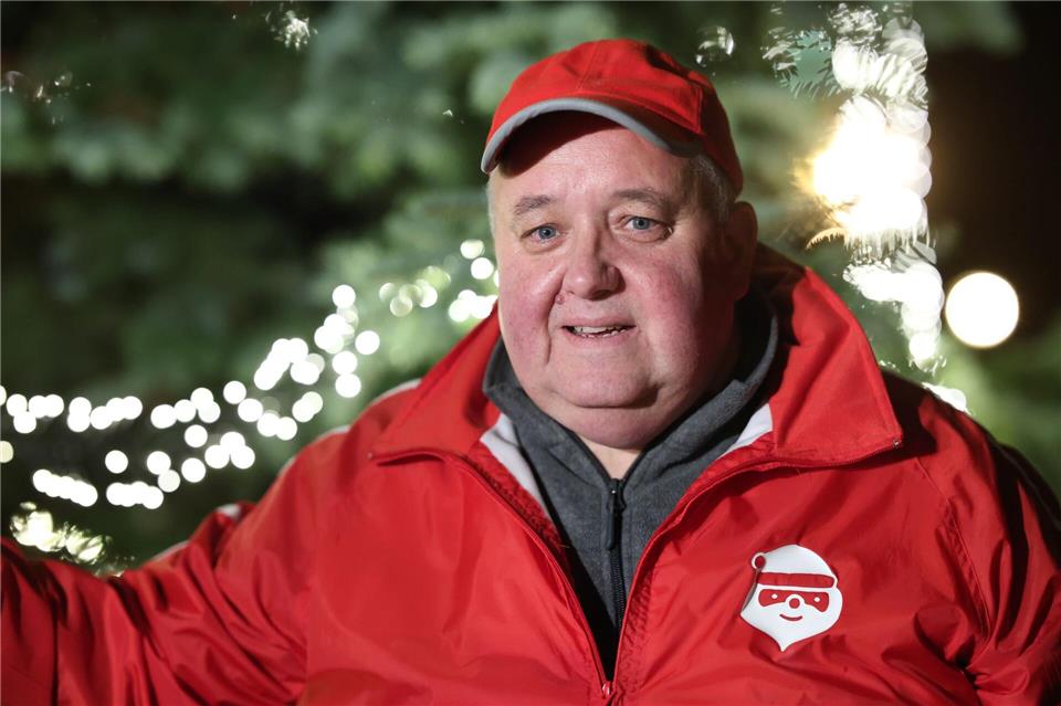 Ronald Paul, Vereinsvorsitzender der Brauchtumsgruppe Weihnachtsmänner e.V., steht mit einer Vereinsjacke auf dem Weihnachtsmarkt in Altenbrak.Matthias Bein/dpa