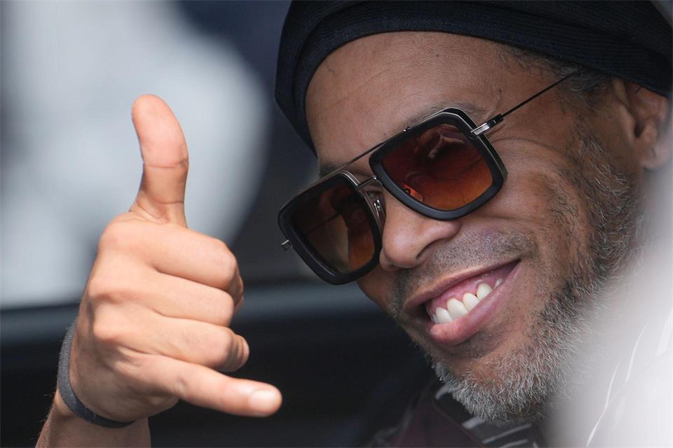 Ronaldinho ist gut drauf.Luca Bruno/AP/dpa
