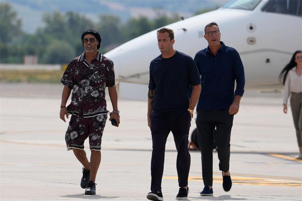 Ronaldinho (l) kommt in Ravenna an.Luca Bruno/AP/dpa