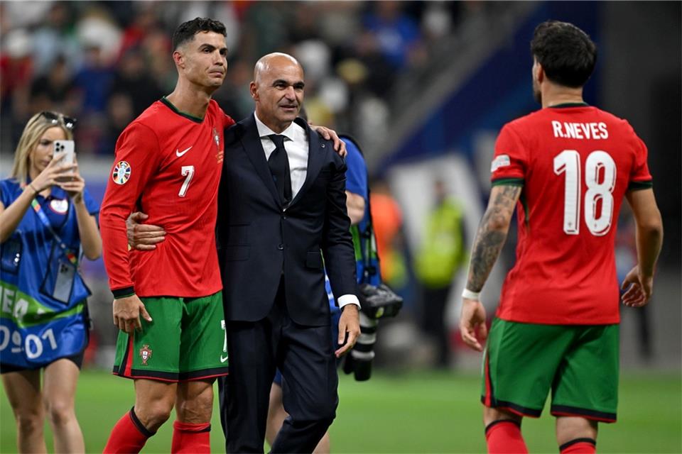 Ronaldo musste nach seinem verschossenen Elfmeter getröstet werden.