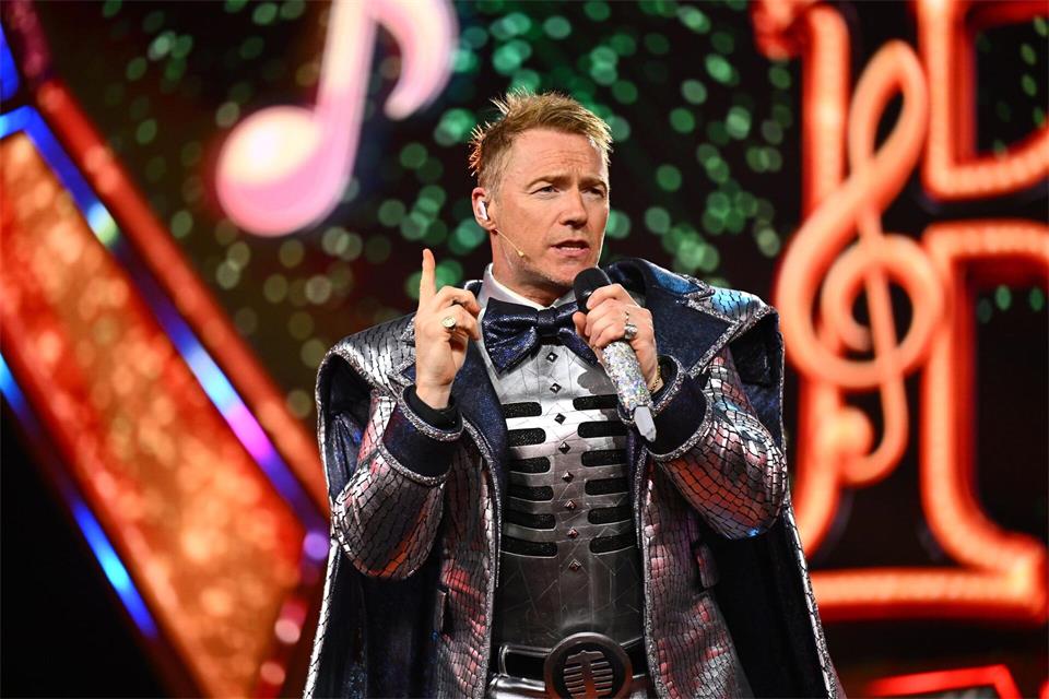 Ronan Keating sang bei „The Masked Singer“ einen eigenen Song.Willi Weber/Joyn/dpa