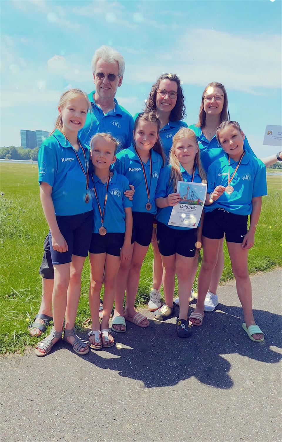 Ronja Schwane, Lina Gröniger, Maja Gröniger, Marie Makollus, Lilia Hater (v.l.) sowie dahinter das Betreuerteam Manfred Grömping, Alexandra Gröniger, Annegret Makollus sind zufrieden mit der Leistung in Düsseldorf.