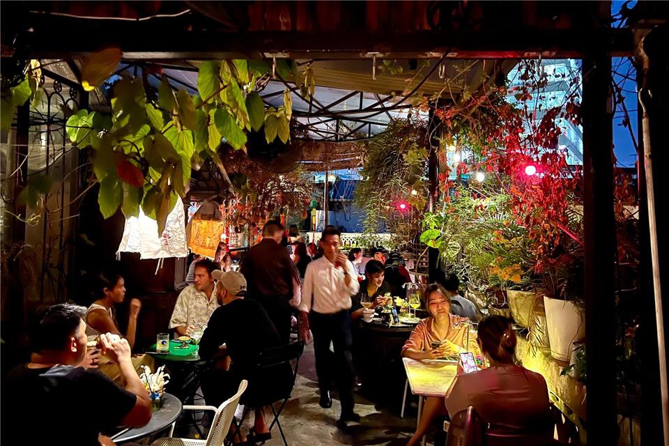 Rooftop und Vegetation: das „Wallflowers Cafe“ in Chinatown.Carola Frentzen/dpa