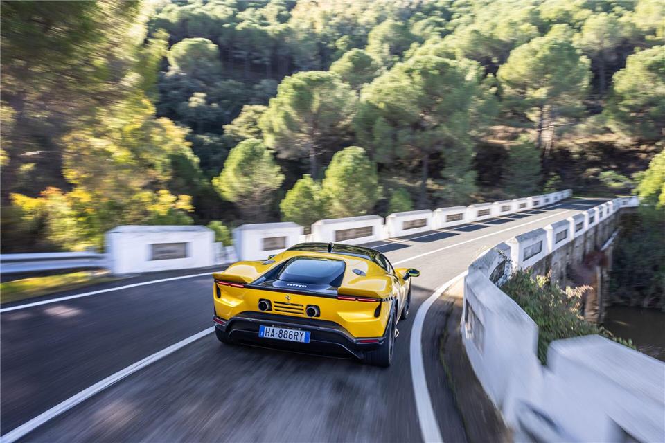 Roooaaarrrr: Mit Getöse geht’s über kurvige Landstraßen - ein Idyll für Sportwagenfans.Ferrari/dpa-tmn