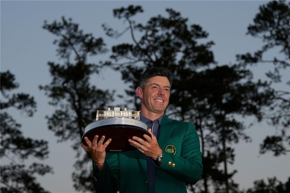 Rory McIlroy sicherte sich im vergangenen Jahr beim Masters in Augusta das grüne Siegerjackett. (Archivbild)David J. Phillip/AP/dpa