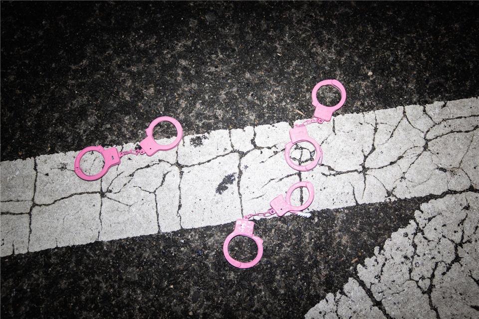 Rosa Handschellen liegen während einer Demonstration vor dem White House Correspondents‘ Dinner auf dem Boden in Washington.Allison Robbert/AP/dpa