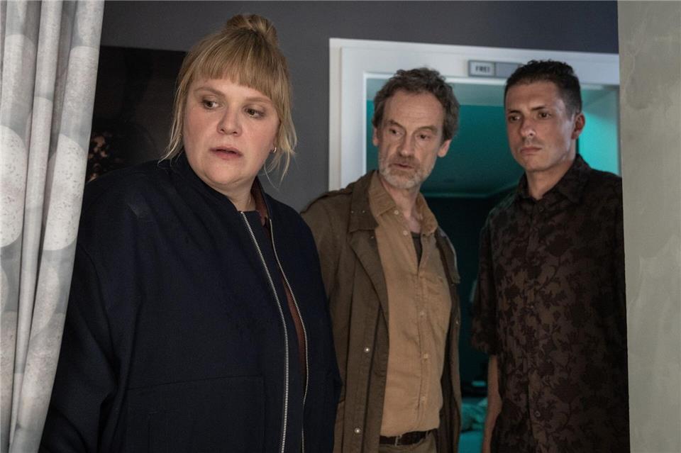Rosa Herzog (Stefanie Reinsperger, von links nach rechts) und Peter Faber (Jörg Hartmann) und Bordell-Mitarbeiter Elez Shkodra finden die Zeugin in einer Dusche. Thomas Kost/WDR Kommunikation/Redaktion Bild/dpa