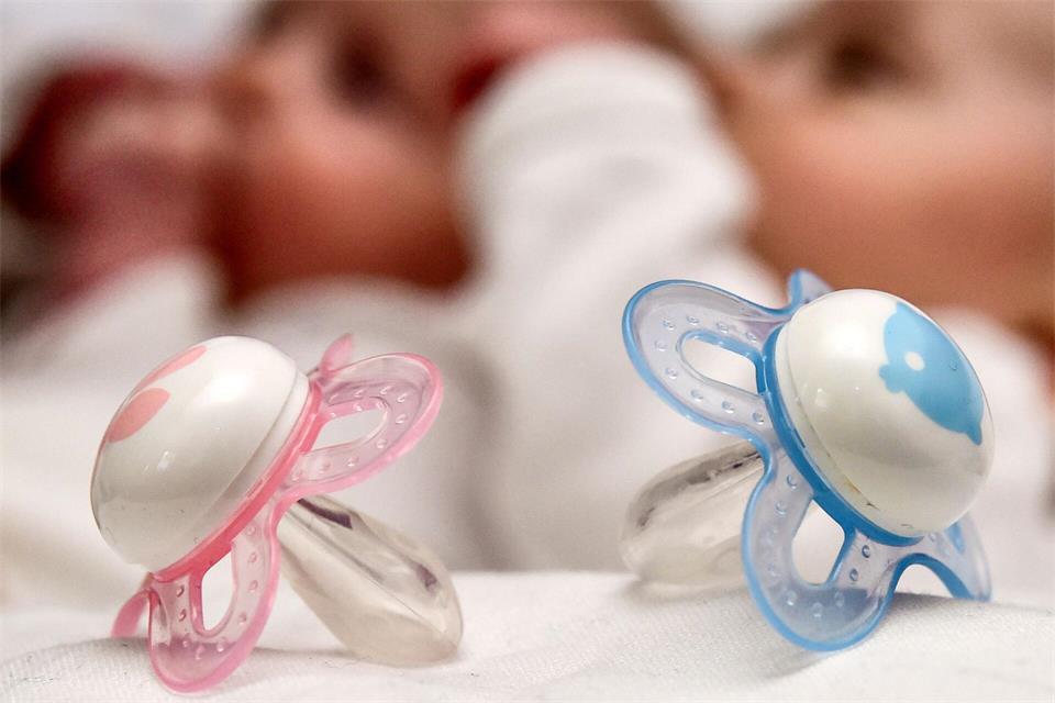 Rosa und blaue Nuckel für ein Mädchen und einen Jungenpicture alliance / Patrick Pleul/dpa-Zentralbild/dpa