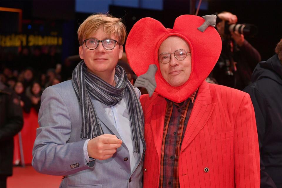 Rosa von Praunheim (rechts im Bild) mit seinem Partner Oliver Sechting. (Archivbild)Jens Kalaene/dpa