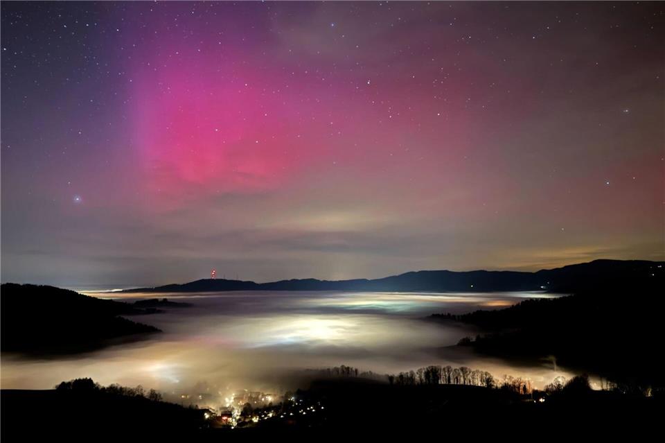 Rosafarbenes Polarlicht erleuchtet den Himmel.Valentin Gensch/dpa