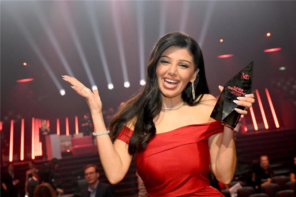 Rose Mondy steht nach dem Finale der „Miss Germany Awards“ 2026 auf der Bühne.Felix Hörhager/dpa