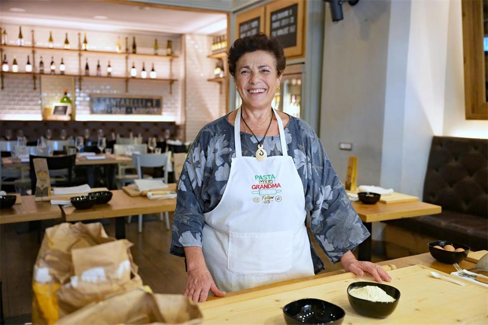 Rosella Mercuri (Nonna Rosi) hält sich beschäftigt.Malin Wunderlich/dpa