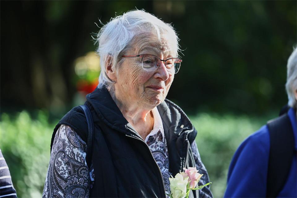 Rosemarie Amberge hat für jeden Teilnehmer eine Rose besorgt.Oliver Berg/dpa