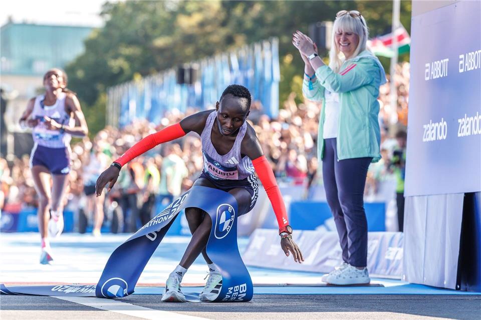 Rosemary Wanjiru rettete bei ihrem Sieg einen knappen Vorsprung ins Ziel.Andreas Gora/dpa