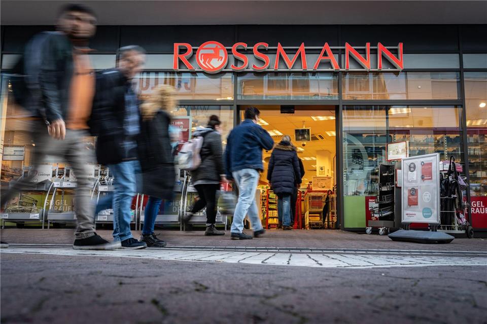Rossmann gehört nach eigenen Angaben zu den größten Drogeriemarktketten in Europa – und sagt nun den klassischen Apotheken den Kampf an. (Archivbild)Frank Rumpenhorst/dpa