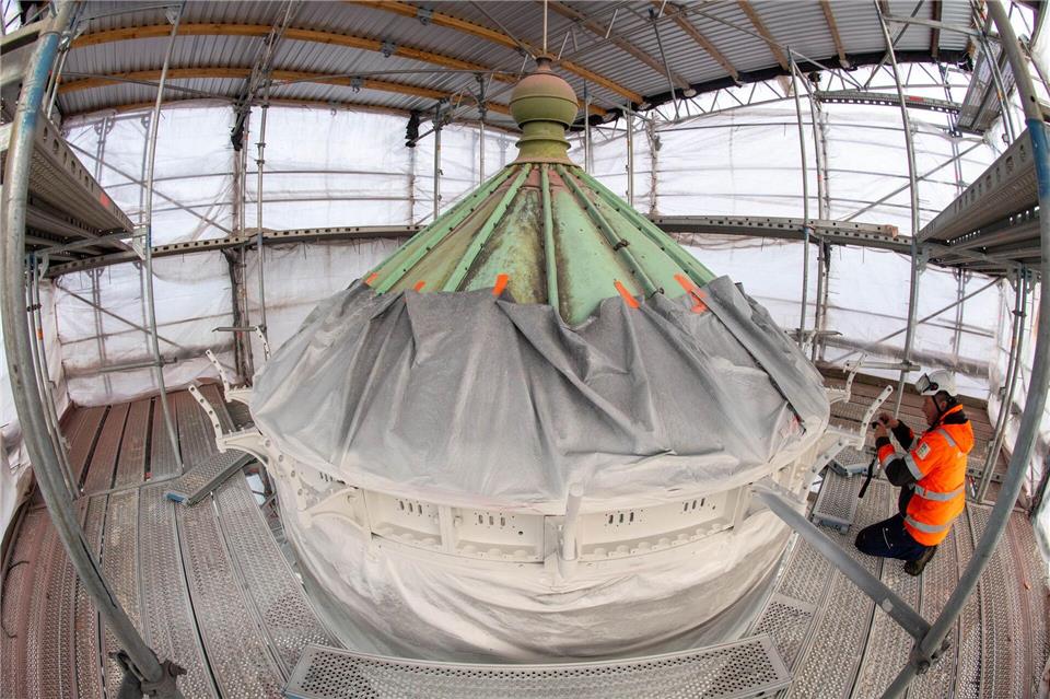 Rost hat den Metallteilen des Laternenhauses zugesetzt.Stefan Sauer/dpa