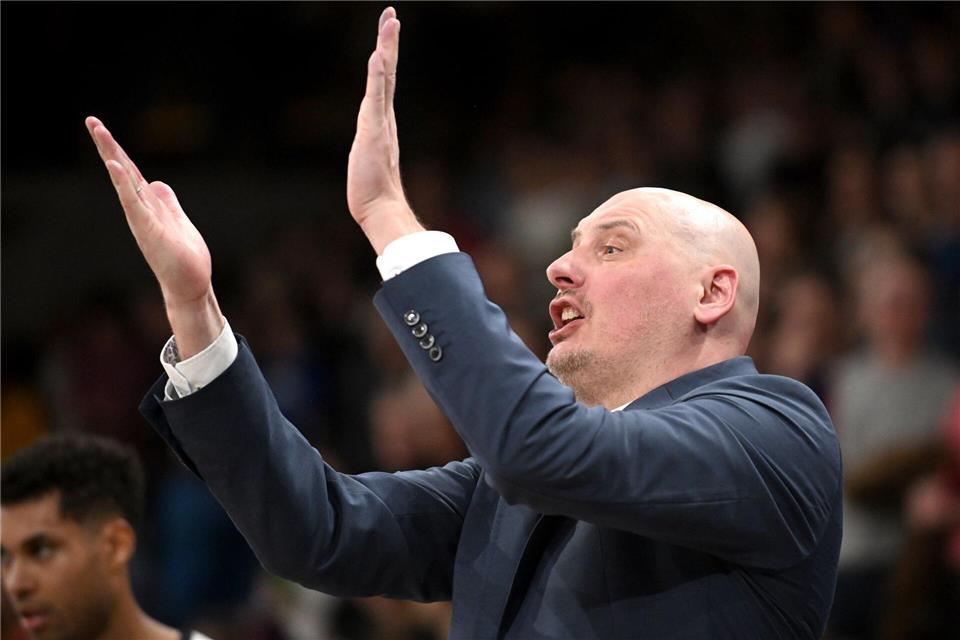 Rostocks Coach Przemyslaw Frasunkiewicz kann am Ende jubeln.Michael Schwartz/dpa