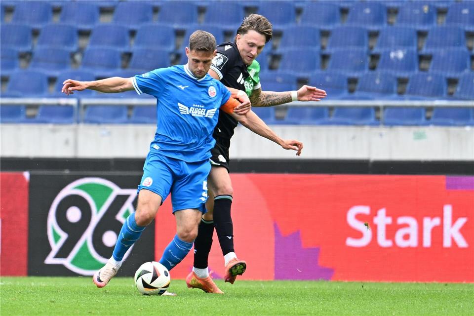 Rostocks Marco Schuster (l) traf gegen Schweinfurt zum 1:0.Swen Pförtner/dpa