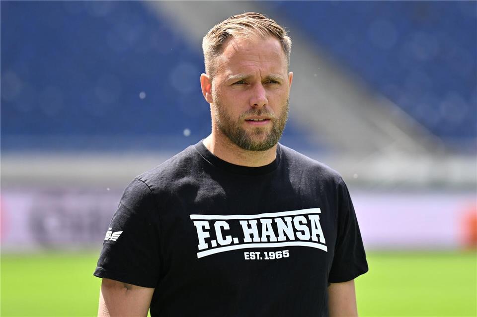Rostocks Trainer Daniel Brinkmann kann noch mit dem Aufstieg liebäugeln.Swen Pförtner/dpa
