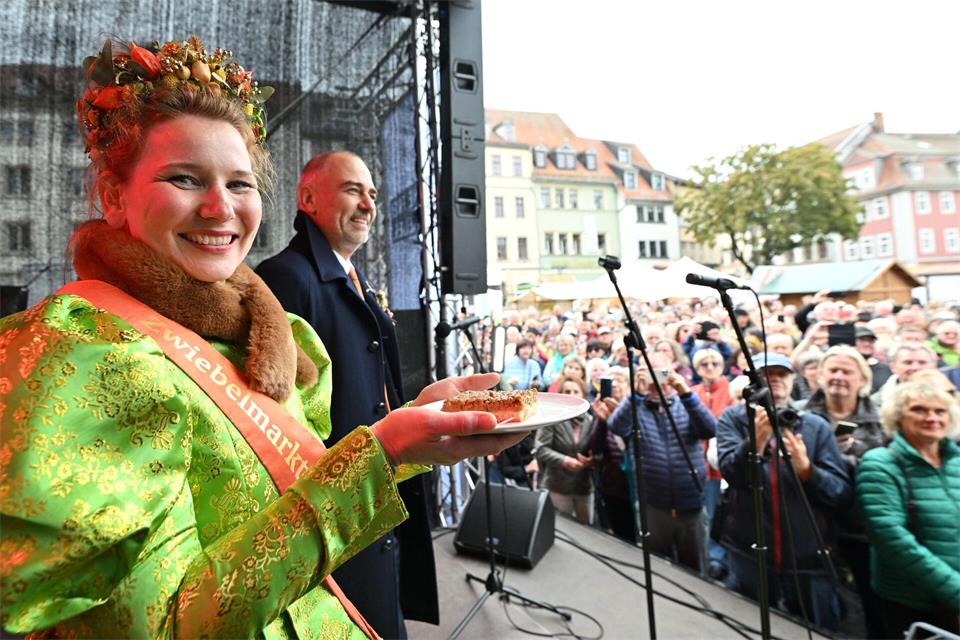 Roswitha Rauh als Zwiebelmarktkönigin Roswitha I. und Weimars Oberbürgermeister Peter Kleine (parteilos) feierten mit den Besuchern den traditionellen Zwiebelmarkt. (Archivbild)Martin Schutt/dpa