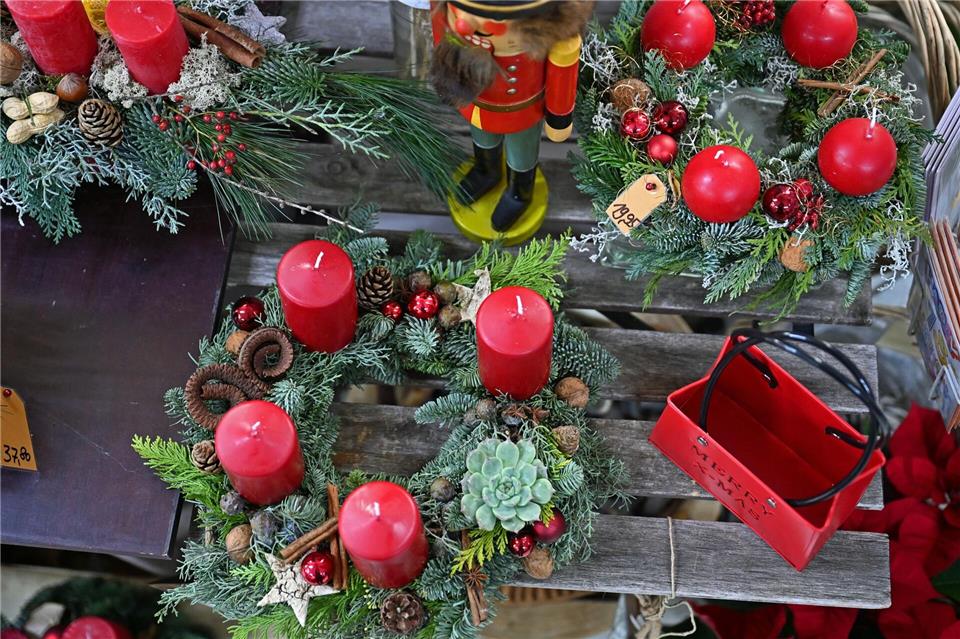 Rot bleibt die dominierende Farbe bei Kerzen. (Symbolbild) Jennifer Brückner/dpa