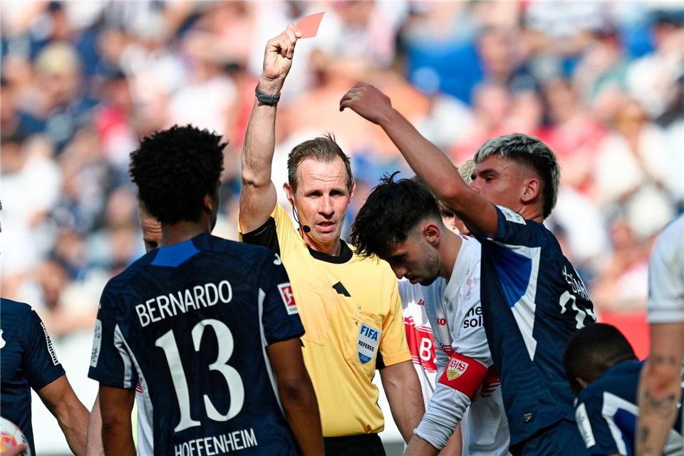 Rot für Atakan Karazor (weißes Trikot): Der VfB-Kapitän erlebte das turbulente Ende bei der TSG Hoffenheim in der Kabine. Uwe Anspach/dpa