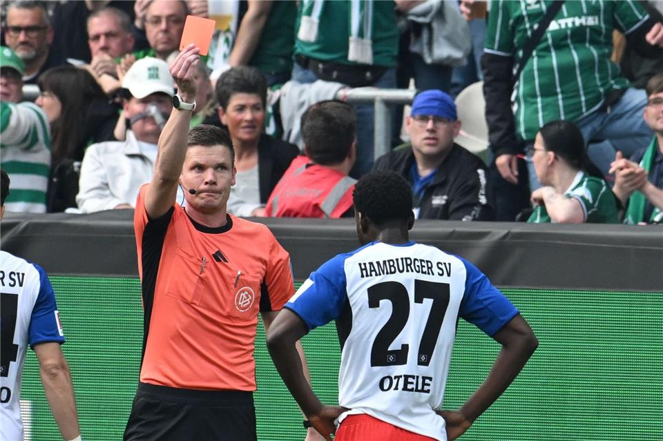 Rot für Philip Otele im Nordderby. Carmen Jaspersen/dpa