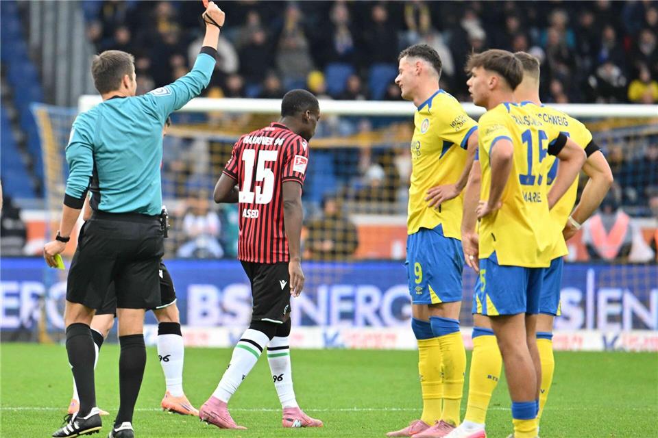 „Mit nichts zu entschuldigen“: Rote Karte entscheidet Derby Rot nach Würgegriff für Erencan YardimciSwen Pförtner/dpa