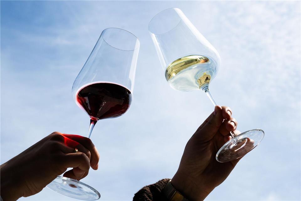 Rot oder weiß? Weltweit steigt eher Weißwein in der Gunst der Weintrinker. (Symbolbild)Boris Roessler/dpa
