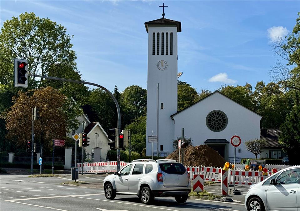 Rote Ampel trotz Baustelle: Derzeit stehen die Autofahrer auf der Heidener Straße häufig obwohl es keinen querenden Verkehr gibt.