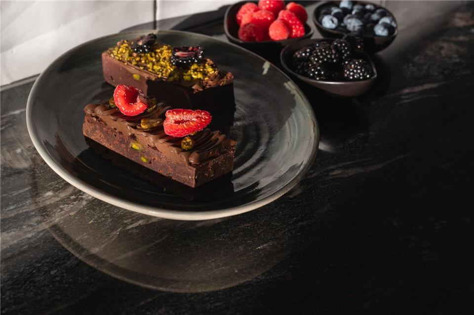 Rote Bete können auch in den Teig vom Schokoladenkuchen geraspelt werden: Das macht ihn nicht nur saftiger, sondern auch gesünder. Marion Payr/Almanac Palais Vienna/dpa-tmn