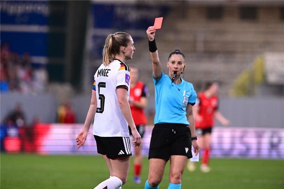 Rote Karte für DFB-Kapitänin Janina Minge beim 0:0 in Österreich.  Expa/ Reinhard Eisenbauer/APA/dpa