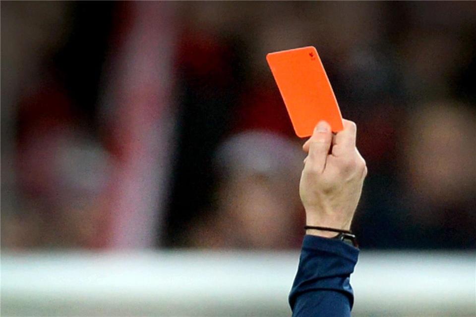 Rote Karte gegen Gewalt: Immer wieder kommt es im Amateurfußball auch zu Spielabbrüchen. (Symbolbild)Patrick Seeger/dpa
