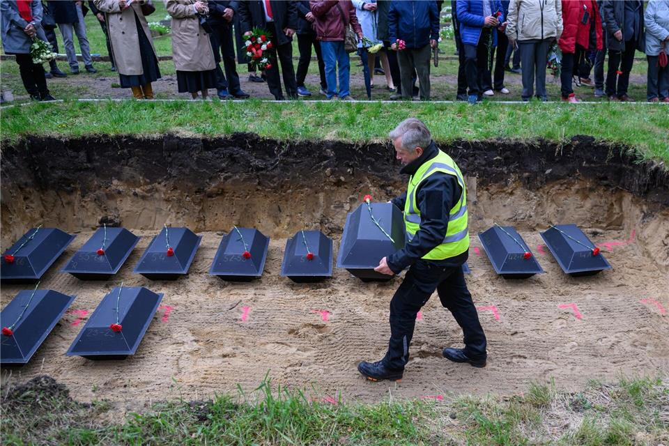 Rote Nelken, stille Zeremonie, 80 gefallene Soldaten: In Potsdam erinnert eine besondere Beisetzung an das Ende des Zweiten Weltkriegs.Patrick Pleul/dpa