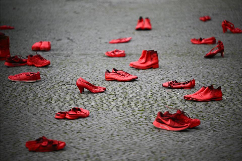 Rote Schuhe in Gedenken an getötete Frauen sind mittlerweile ein etabliertes Symbol (Archivbild). Sebastian Christoph Gollnow/dpa