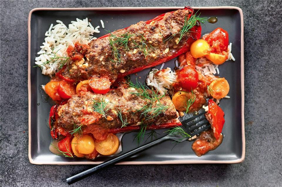 Rote Spitzpaprika werden mit einem Mix aus Zwiebeln, Knoblauch, Feta, Hackfleisch, Chiliflocken, Ei, Panko und etwas Salz und Pfeffer gefüllt, kommen dann für 15 Minuten in den Airfryer. Fünf Minuten vor Ende kommt die Soße aus Tomaten und Sahne dazu.Hubertus Schüler/Becker Joest Volk Verlag/dpa-tmn