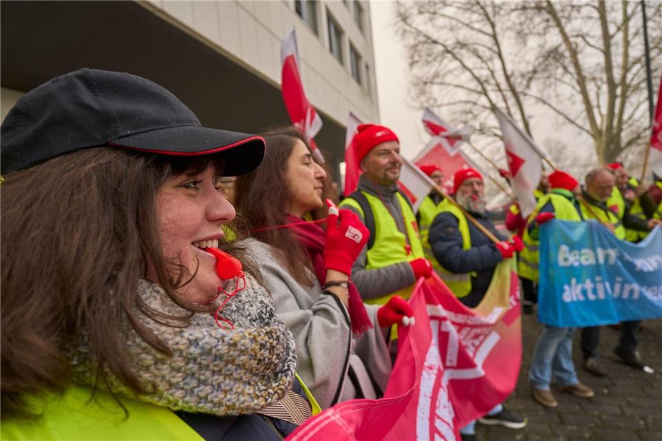 Rote Trillerpfeifen, rote Banner: Demo vor dem Auftakt der Tarifrunde 2026 für Hessens Landesbeschäftigte.Sascha Ditscher/dpa