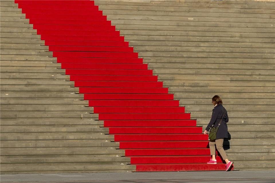Roter Teppich für alle! Kirsti geht auf einem roten Teppich auf einer Treppe am Konzerthaus Berlin am Gendarmenmarkt.Sebastian Gollnow/dpa