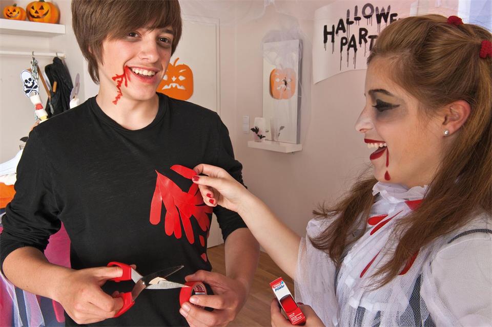 Rotes Gewebeband imitiert Blut: Ausgeschnittene Tropfen und Streifen lassen sich auf ein ausgedientes schwarzes Shirt kleben. Tesa/DIY Academy/dpa-tmn
